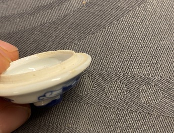 Une th&eacute;i&egrave;re miniature en porcelaine de Chine en bleu et blanc, marque de Chenghua, Kangxi